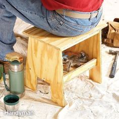 Carpenters, painters, plumbers, electricians and homeowners: give your back and knees a break with this portable, easy-to-build seat-step stool-tool box-wor Kids Woodworking Projects, Woodworking Projects Furniture, Woodworking Plans Beginner, Wood Projects For Beginners, Into The Wood, Woodworking Projects For Kids, Woodworking Furniture Plans, Small Bench, Small Woodworking Projects