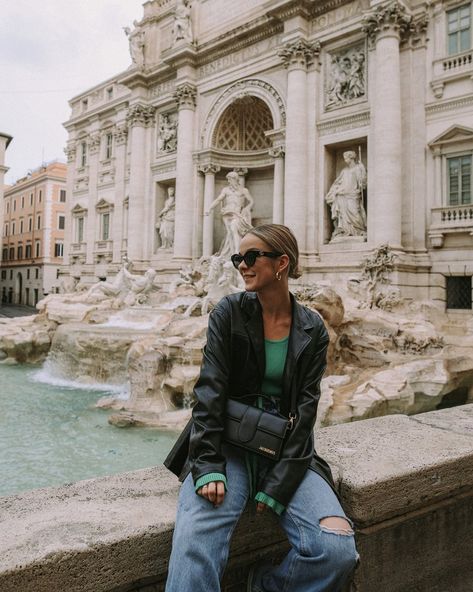 Signe Mengote Trevi Fountain Winter Outfit, Italy Photography Aesthetic, Pictures In Italy Ideas, Rome Outfits Ideas, Rome Italy Poses, Pictures In Rome Ideas, Italy Posing Ideas, Rome Italy Photography Ideas, Photos In Rome Ideas