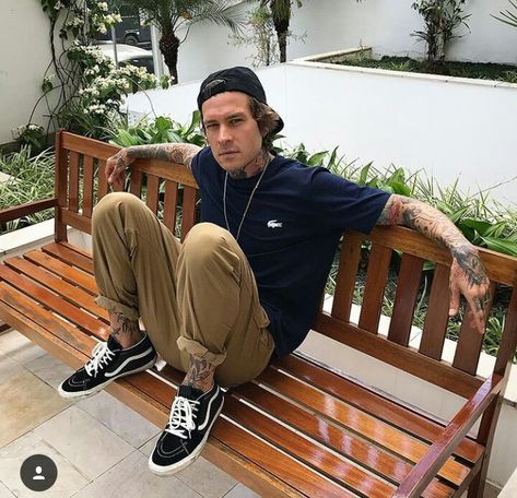 Vans Era Outfit, Men Long Hair Bun, Vans Sk8 Hi Outfit, Sk8 Hi Outfit, Skater Style Men, Black Vans Outfit, Skate Outfit, Moustache Style, Skate Fits