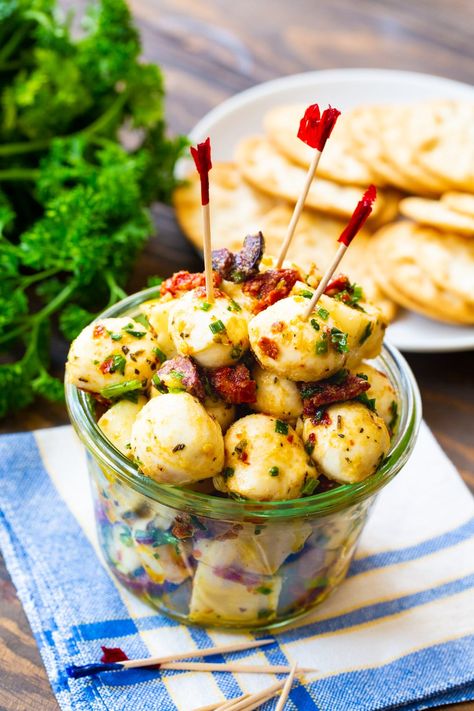 Spicy Marinated Mozzarella Balls are flavored with olives, garlic, and sun-dried tomatoes. Mozzarella Balls Recipe, Marinated Mozzarella Balls, Easy Holiday Appetizers, Marinated Mozzarella, Best Holiday Appetizers, Marinated Cheese, Spicy Southern Kitchen, Mozzarella Balls, Holiday Appetizers Easy