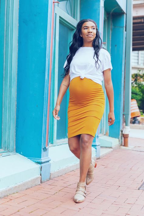 Maternity fashion for summer. Bodycon skirt with tied shirt. IG @mikayla.isabelle Maternity Skirt And Tied Shirt, Maternity Skirt Outfits, Prego Style, Gender Reveal Dress, Pregnant Women Fashion, Fashion For Summer, Baby Bump Style, Pregnancy Clothes, Dresses For Pregnant Women