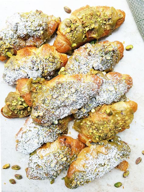 Pistachio Croissant Filling, Pistachio Cream Croissant, Pistachio Croissant Recipe, Pistachio Croissant, Pistachio Filling, Breakfast Buns, Croissant Recipe, Pistachio Cream, Shake N Bake