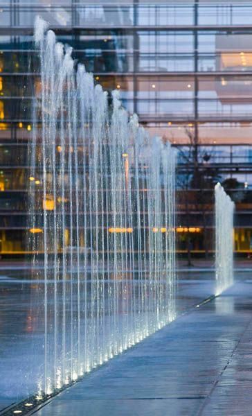 Amphitheater Architecture, Water Feature Lighting, Decorative Water Fountain, Water Fountain Design, Hotel Landscape, Water Sculpture, Water Playground, Green Facade, Pool Water Features