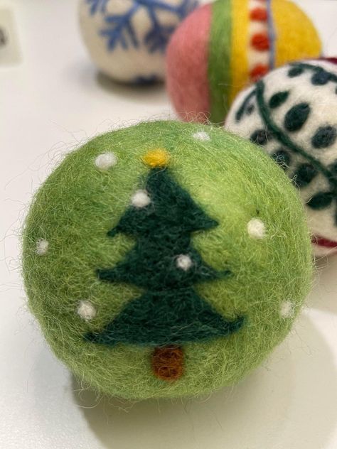 Felted Wool Christmas Tree Ornaments, Needle Felted Christmas Ball Ornaments, Needle Felted Ball Ornaments, Wool Felted Christmas Ornaments, Felt Ball Christmas Ornaments, Needle Felt Baubles, Felted Ball Ornaments, Christmas Felted Ornaments, Needle Felted Christmas Balls