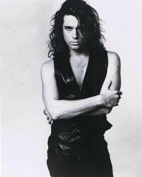 need you tonight, coz i'm not sleepin'... there's somethin' about you boy, that makes me pin Michael Hutchence 80s, Inxs Band, Michael Hutchence, 80s Bands, Handsome Guys, Cool Rocks, Post Modern, Rock Stars, Modern Times