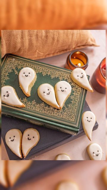 Ghost Biscuits, German Biscuits, Ghost Sugar Cookies, Galletas Halloween, Halloween Sleepover, Cookie Recipes Decorating, Hocus Pocus Party, Black Food Coloring, Happy Haunting