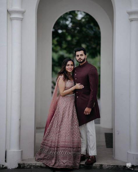 Engagement Dress For Indian Couple, Bride And Groom Dress Combination Indian, Wedding Couple Dress Combination, Engagement Couple Dress Indian, Engagement Couple Outfits Indian, Reception Couple Dress Indian, Couple Matching Outfits Indian, South Indian Engagement Outfit, Couple Dress Matching