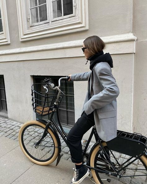 [CommissionsEarned] 56 Women Cycling Outfit Street Styles Recommendations You'll Be Impressed By Straight Away #womencyclingoutfitstreetstyles Copenhagen Bike, Bike Riding Outfit, Urban Bike Style, Sophia Roe, Bicycle Chic, Women Cycling, Womens Cycling Clothes, Cycle Chic, Urban Bike