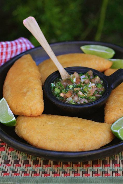 Nada más típico que unas deliciosas empanadas de carne! En Colombia son muy populares y las consumimos en cualquier ocasión como entrada o simplemente para picar. Las nuestras por tradición van fritas pero también se pueden hacer horneadas al estilo de las empanadas argentinas. No se asusten pues aunque tiene muchos pasos, en realidad no es tan complicado ni tan demorado como parece. Tiene cuatro partes importantes éste proceso, la masa, el relleno, la armada de las empanadas y la fritura. Colombian Cuisine, Venezuelan Food, Colombian Food, Chicken Enchilada Recipe, Empanadas Recipe, Hispanic Food, Latin Food, Mexican Dishes, International Recipes