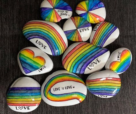 Rainbow Stone Painting, Rock Painting Ideas Rainbow, Pride Rock Painting, Glitter Rocks, Lgbtq Painted Rocks, Pride Rock, Pride Day, Stone Art Painting, Rock Painting Ideas Easy