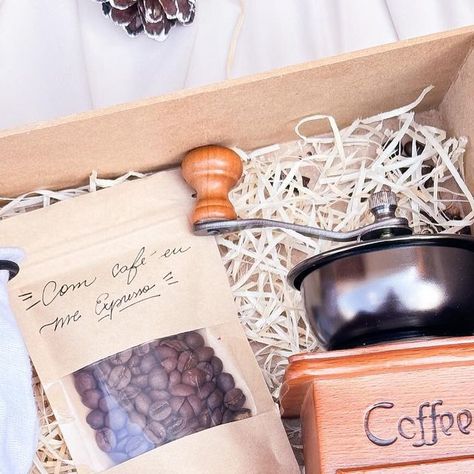 Afeto Canecas | Presentes & Casamentos ♡ on Instagram: "Sabe aquele kit incrível para os apaixonados por café? Aqui nós temos ❤️ Kit com caixa 25x25 Mini moedor de café Coador Sachê com grãos de café Caneca leiterinha 250ml" Cafe, Coffee, On Instagram, Instagram, Design