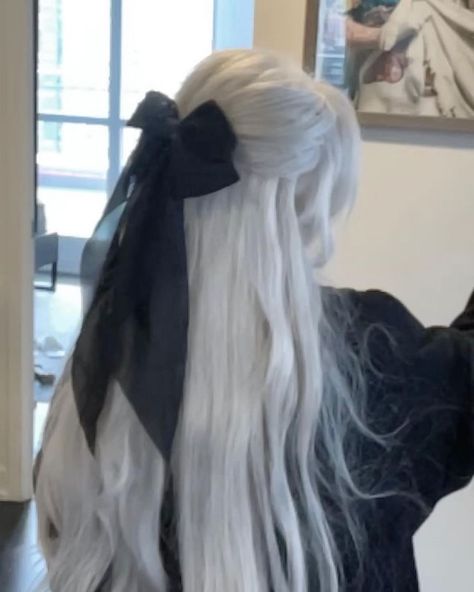 Long Wavy White Hair, Era Victoria, Character Hair, Long White Hair, White Blonde Hair, Peinados Fáciles Para Cabello Corto, Hair Stuff, Dream Hair, Platinum Blonde