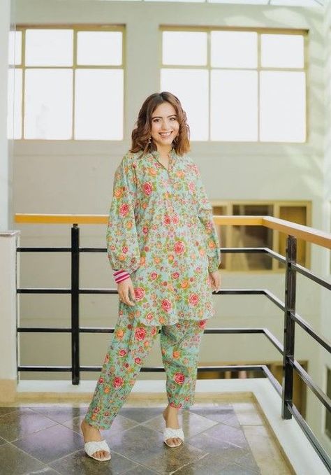 Casual Dress Pakistani, Simple Dress Casual, Dress Pakistani, Stylish Kurtis Design, Matching Separates, Trendy Shirt Designs, Pakistani Fashion Casual, Stylish Short Dresses, Suit Pattern