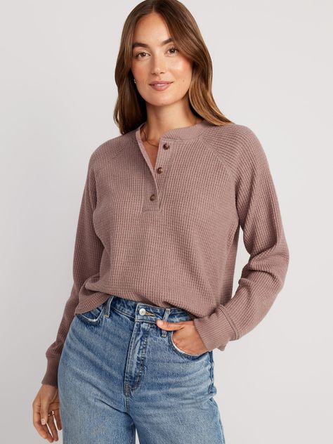 Feminine Style Casual, Henley Shirt Women, Womens Henley, Chic Pants, Henley Sweater, Feminine Blouses, Top Hits, Waffle Knit Top, Henley Top