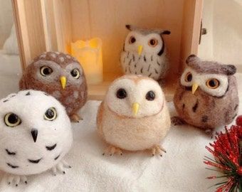 Tovad Ull, Quilling Flower Designs, Needle Felted Owl, Needle Felting Diy, Felt Owls, Felt Owl, Needle Felting Tutorials, Owl Ornament, Needle Felting Projects