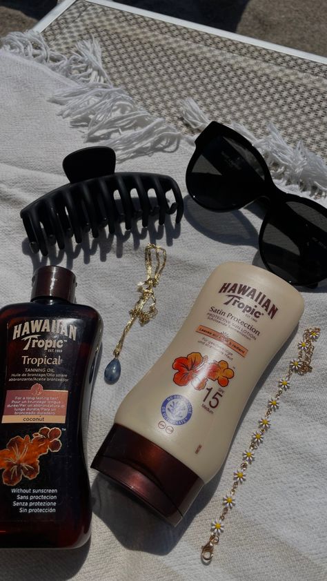 hawaiian tanning oil | sun protection | sun lotion | beach | beach towel | beach day| sunny | italy | hawaii | black yves saint lauren sunglasses | gold | cute bracelet | coconut | sunscreen | black hair clip | summer | vacation | aesthetic | hawaiian tropic | necklace | beach essentials Estilo Zendaya, Hawaiian Tropic, Shotting Photo, Summer Tanning, Summer Plans, Summer Goals, Tanning Oil, Summer Glow, Beach Essentials