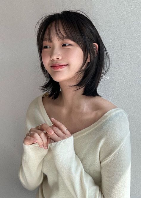 Asian Layered Bob, Short Haircut Japanese, Short Japanese Hair, Korean Style Short Hair, Asian Short Hair With Bangs, Short Hairstyle Japanese, Short Hairstyle Layered, Iu Haircut, Korean Short Hair Styles