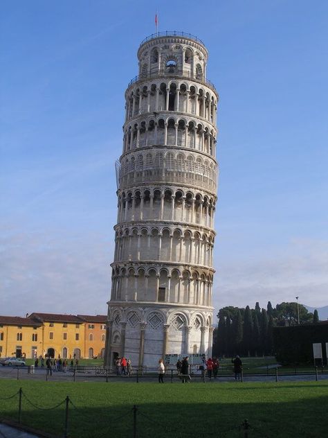 Famous Landmarks Around The World, Landmarks Around The World, American Landmarks, Famous Architecture, Pisa Italy, Tower Of Pisa, Famous Monuments, Famous Buildings, Iconic Buildings