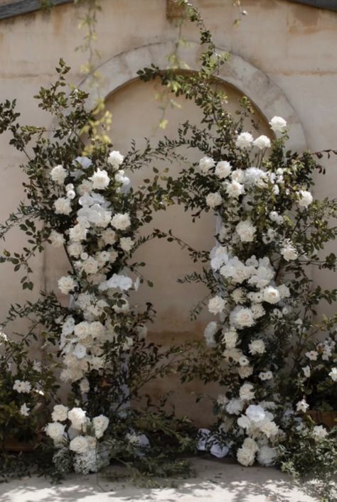 Decor Photobooth, Wedding Altars, All White Wedding, Wedding Ceremony Flowers, White Wedding Flowers, Minimal Wedding, Ceremony Flowers, Floral Arch, Ceremony Backdrop