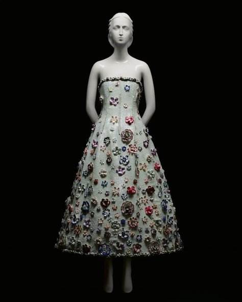 Karl Lagerfeld: A Line of Beauty - The Metropolitan Museum of Art Karl Lagerfeld Costume, A Line Of Beauty, Chanel 2019, Chanel Dress, Model Outfits, Beauty Dress, Barbie Dress, Metropolitan Museum Of Art, Metropolitan Museum