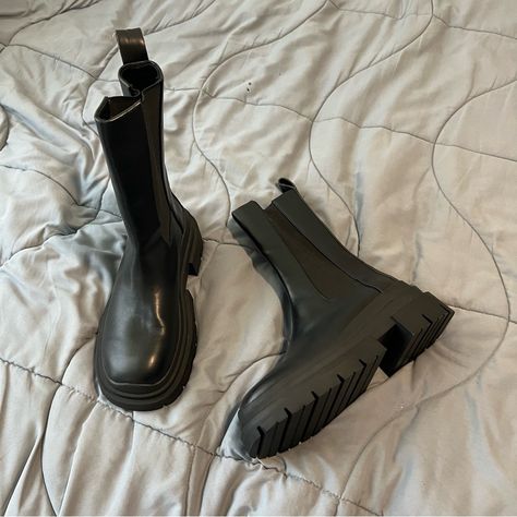 Zara Chunky Boots Size 9.5 Never Worn Zara Chunky Boots, Zara Flats, Ankle Rain Boots, Zara Boots, Lug Sole Boots, Moon Boots, Black Knees, Leather Mary Janes, Fur Boots