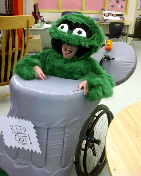 Oscar the Grouch wheelchair costume Wheelchair Cosplay, Chair Costume, Stroller Costume, Costume Ideas For Kids, Wheelchair Costumes, Holloween Costumes, Cardboard Construction, Jar Food, New Halloween Costumes