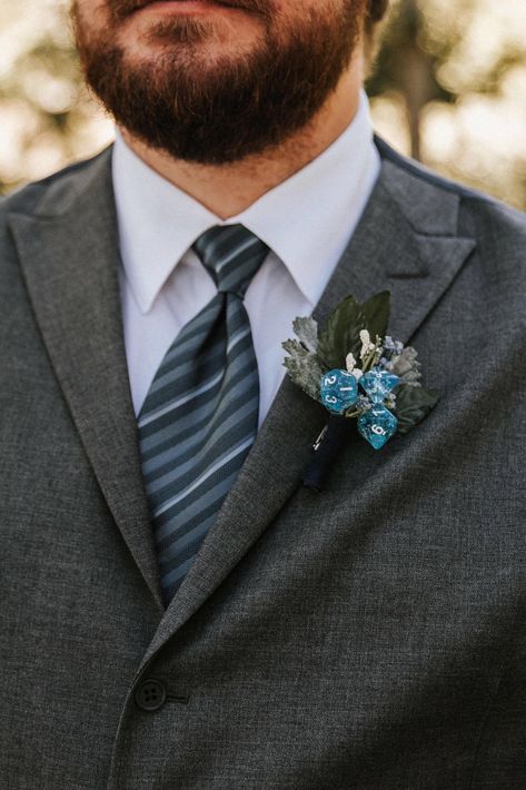 D20 Boutonniere, Dungeons And Dragons Wedding Ideas, Dungeons And Dragons Wedding, Lotr Wedding, Gamer Wedding, Dragon Wedding, Nerd Wedding, Geeky Wedding, Nerdy Wedding