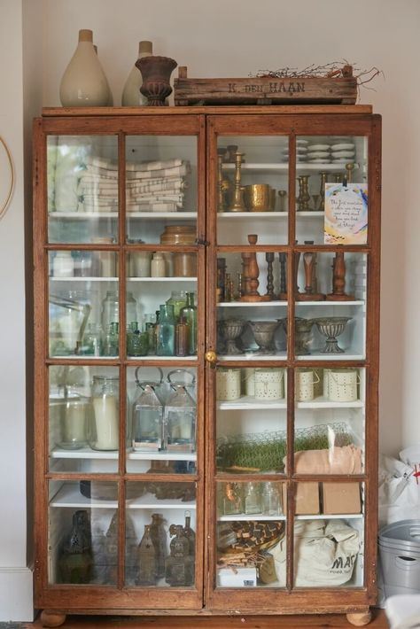 Country Kitchen Storage, Vintage Minimalist Aesthetic, Vintage Apartment Aesthetic, Vintage Minimalist Decor, Thrifted Apartment, Vintage Apartment Decor, Minimalist Cottage, Minimalist Homes, Minimalistic Home