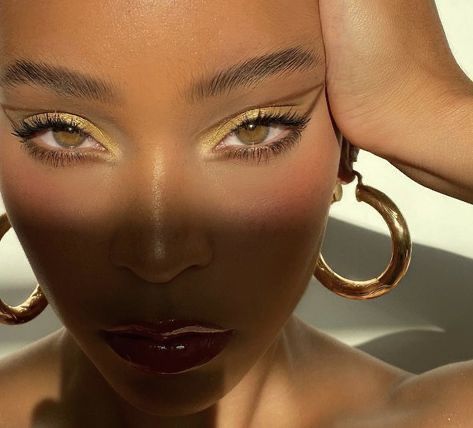 artistry makeup. creative eye makeup. creative makeup ideas art. dope makeup. makeup looks. crazy makeup Plastic Corset, Golden Makeup, Gold Goddess, Inspo Makeup, Light Festival, Makeup For Black Skin, Dope Makeup, Gold Makeup, Flawless Face