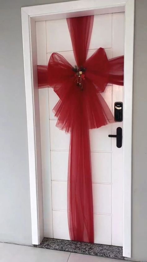 Christmas Entryway Door Decor Door Bows Christmas, Diy Door Decor, Diy Christmas Door, Door Bow, Christmas Decorations Diy Crafts, Front Door Christmas Decorations, Xmas Deco, Christmas Front Doors, Christmas Themes Decorations