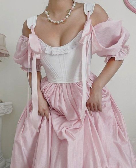 Aesthetic Vogue, Fair Outfits, Royal Dresses, Historical Dresses, Mode Streetwear, Fantasy Fashion, Beautiful Gowns, Mode Fashion, Fashion Outfit