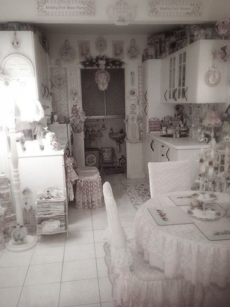 Morute Room, Dolly Room, Morute Core, Gloomy Coquette, Doll Aesthetic, Pretty Room, Old Dolls, House Room, Dream House Decor