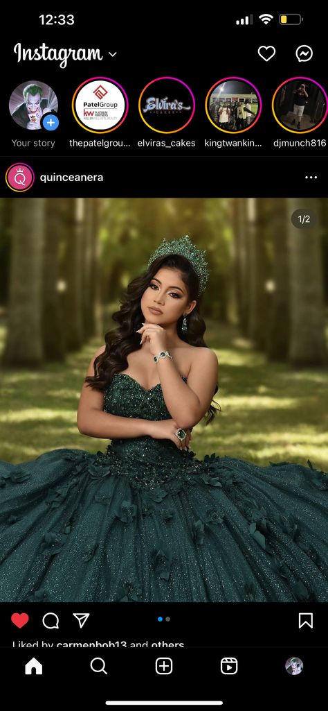 Quincenera Dresses Forest Green, Emerald Green 15 Makeup, Dark Green Quinceanera Makeup, Quinceanera Emerald Green Makeup, Quince Makeup Looks Green, Quince Dresses For Morenitas, Dark Green Quince Makeup, Emerald Quince Makeup, Emerald Green Quinceanera Makeup