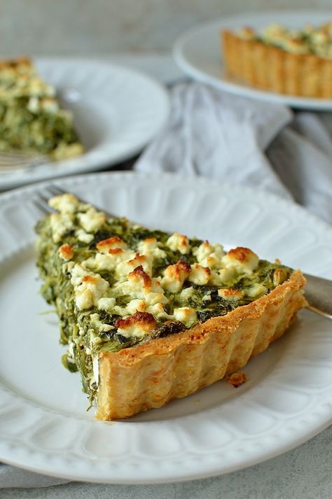 Spinach, ricotta and feta cheese quiche (Greek spanakopita tart) Spinach Pie, Savory Tart, Low Carb Vegan, Spinach And Feta, Quiche Recipes, Spaghetti Squash, Egg Recipes, Vegetarian Dishes, Sans Gluten