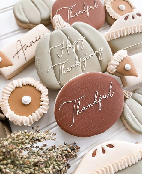 Personalized Thanksgiving Cookies, Sugar Cookies Thanksgiving, Pumpkin Pie Mini, Easy Thanksgiving Cookies, Thanksgiving Sugar Cookies, Thanksgiving Cookies Decorated, Pumpkin Cookies Decorated, Halloween Sweet Treats, Fall Decorated Cookies