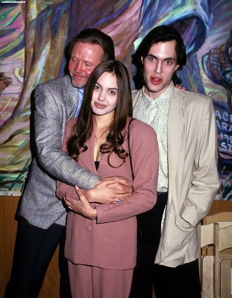 With Dad John Voight and brother James Haven Jon Voight Angelina Jolie, James Haven, Angelina Jolie Young, John Voight, Angelina Jolie 90s, Jon Voight, Angelina Jolie Photos, Hollywood Heroines, Jolie Pitt