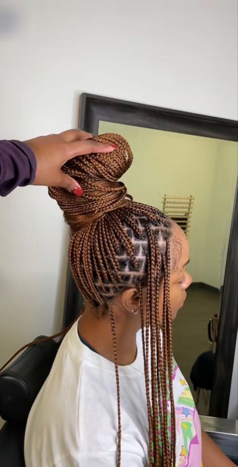 Colored Braids On Black Women, Honey Blonde Box Braids Highlights, Chestnut Brown Braids, Braids Colors For Black Women, Style Medium Knotless Braids, Box Braids Not Knotless, Braids With Knots, Knotless Twist Braids Hairstyles, Colored Braids For Black Women