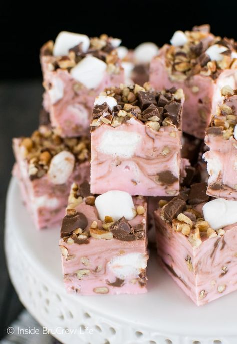 Joululahjat Diy, Rocky Road Fudge, Fudge Dessert, Easy Fudge, Homemade Fudge Recipes, Fudge Recipes Easy, Homemade Fudge, Candy Recipes Homemade, Fudge Easy