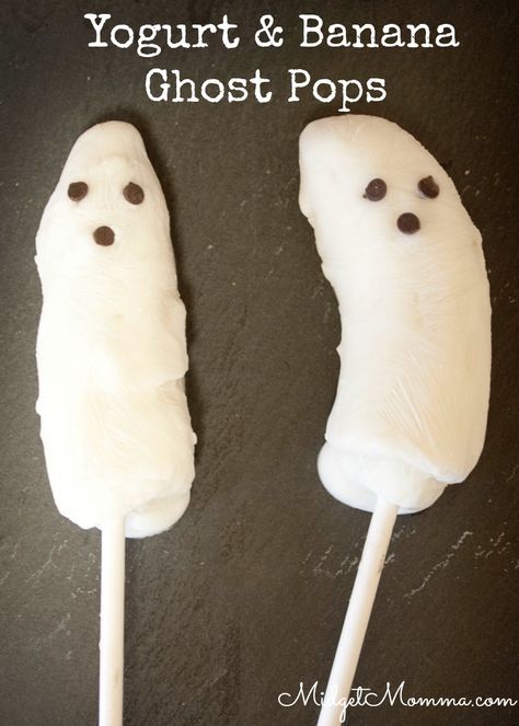 Yogurt Banana Ghost Pops. These Yogurt Banana Ghost Pops are a healthy treat for the kids and made to look like ghosts they are super cute too. Banana Ghost, Ghost Pops, Banana Ghosts, Ghost Treats, Creepy Halloween Party, Yogurt Banana, Spooky Ideas, Banana Pops, Healthy Halloween Treats