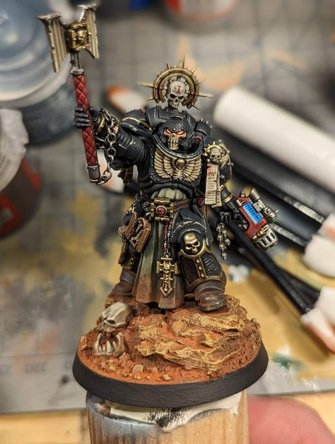 Black Templar Chaplain, Grim Dark 40k, 40k Base Ideas, Black Templars 40k Miniatures, Dark Angels 40k Miniatures, Chaplain 40k, 40k Chaplain, Space Marine Chaplain, Dark Angels 40k