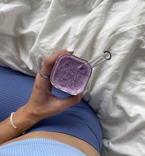 A girl is holding a purple smoothie against a white sheet. Purple Smoothie, Smoothie Recipies, Blueberry Girl, High Protein Smoothies, Protein Smoothies, Photo Pinterest, Blueberry Smoothie, 21 Day Smoothie Diet, Fat Burning Smoothies