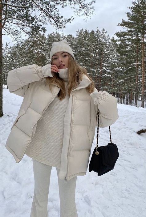 White Puffer Jacket Outfit, Winter Outfits Black Women, Winter Going Out Outfits, Vinter Mode Outfits, Looks Adidas, White Puffer Jacket, Winter Outfits Snow, Puffer Jacket Outfit, 00s Mode