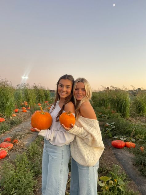 Do With Your Best Friend, Preppy Pics, Pumpkin Patch Photoshoot, Pumpkin Patch Pictures, Herbst Bucket List, Fall Friends, Pumpkin Patch Outfit, Friend Pictures Poses, Fun Fall Activities