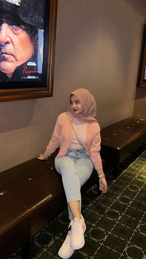 Ootd Hijab Casual Jeans, Outfit Ngampus, Hijab Jeans, Outfit Hijab Casual, Ootd Hijab Casual, Casual Chic Outfits, Street Hijab Fashion, Muslim Women Hijab, Casual Hijab Outfit