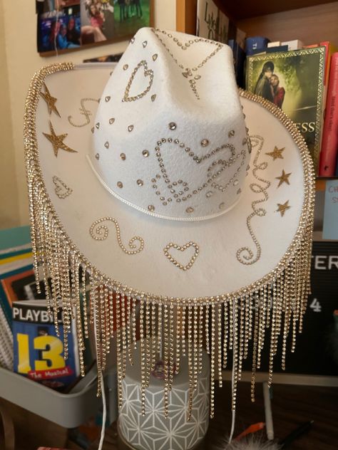 custom made by @theconcertcowgirl on instagram Diy Cowboy Hat Decoration, White Cowboy Hat, Custom Cowboy Hats, Country Party, Western Birthday, Taylor Swift Tour Outfits, Cherries Jubilee, Bachelorette Party Planning, Kawaii Diy