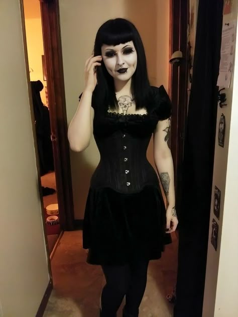 Perky Goth Outfits, Goth Casual Outfits, Goth Poses, Goth Outfits Winter, Goth Outfits Aesthetic, Goth Outfit Inspo, Goth Fits, Goth Outfit Ideas, Goth Look