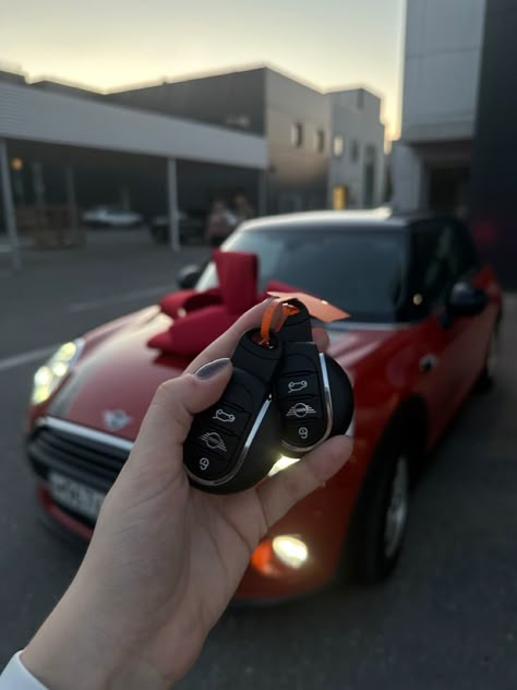 Red Mini Cooper Aesthetic, Mini Cooper Countryman Aesthetic, Teen Car Aesthetic, Minicooper Mini Coopers, Mini Cooper Aesthetic, Red Mini Cooper, Small Luxury Cars, Cool Car Accessories, Mini Cooper Countryman