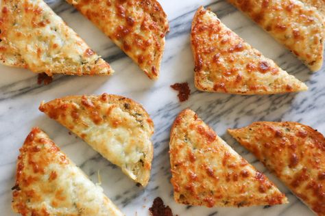 Sourdough Cheesy Garlic Toast — Wann House Sourdough Bread Garlic Toast, Cheesy Sourdough Bread, Sourdough Toast Ideas, Sourdough Toast, Garlic Toast, Cheesy Garlic Bread, Garlic Cheese, Decorating Cookies, Cheese Toast