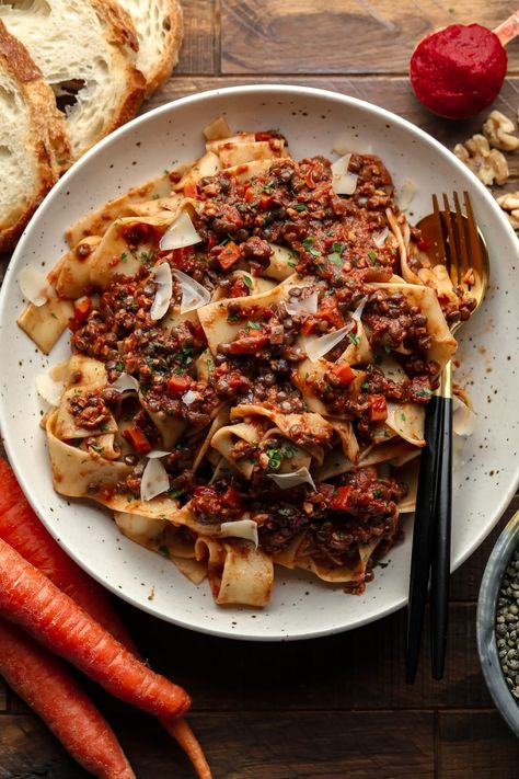 1-Pot Lentil Bolognese - Nora Cooks Quesadilla Recipes Beef, Beef Ragu Recipe, Flat Noodles, Pulled Pork Leftover Recipes, Cabbage Side Dish, Pineapple Chicken Recipes, Chicken Wing Recipes Baked, Lentil Bolognese, Beef Ragu