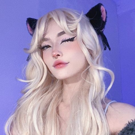 Cat Girl Makeup, Egirl Makeup Looks, Wig Review, Egirl Makeup, Scene Makeup, Egirl Aesthetic, Alt Makeup, Long Curly Wig, Edgy Makeup